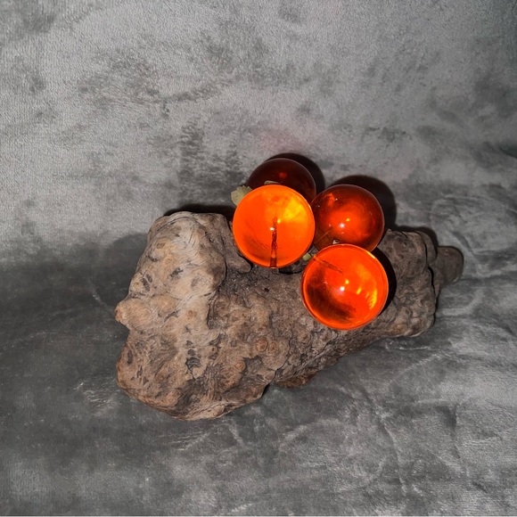 Lucite Acrylic Grape Cluster Orange Amber On Drift Wood Table Art Vintage Retro - Picture 3 of 9